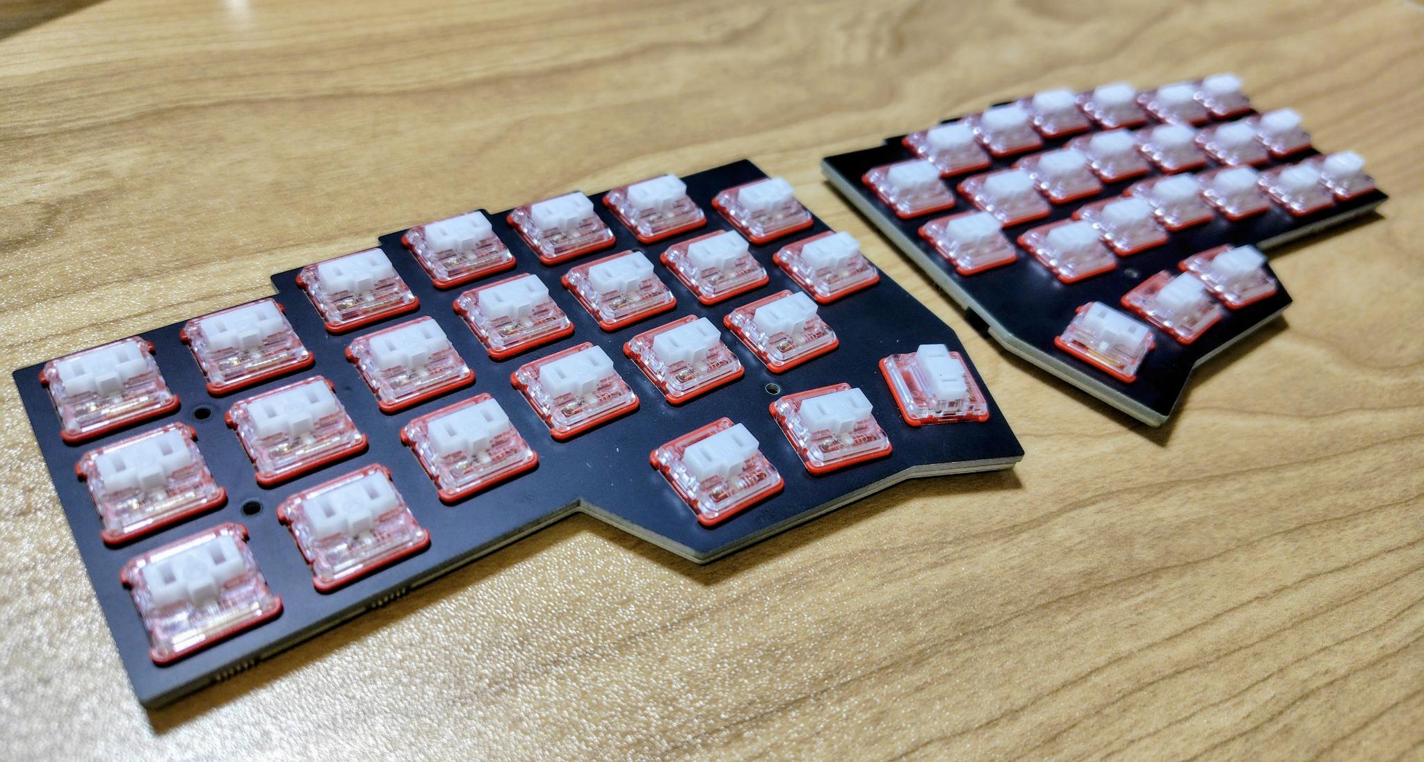 基盤にキースイッチを取り付けた画像